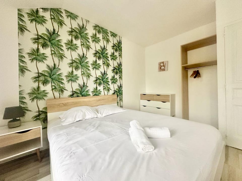 Bed, Photo of the whole room, Bedroom, towels