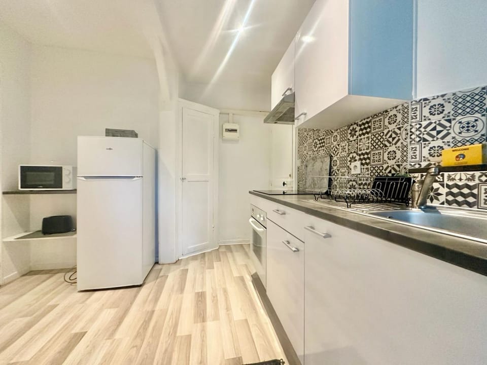 Kitchen or kitchenette, oven, stove