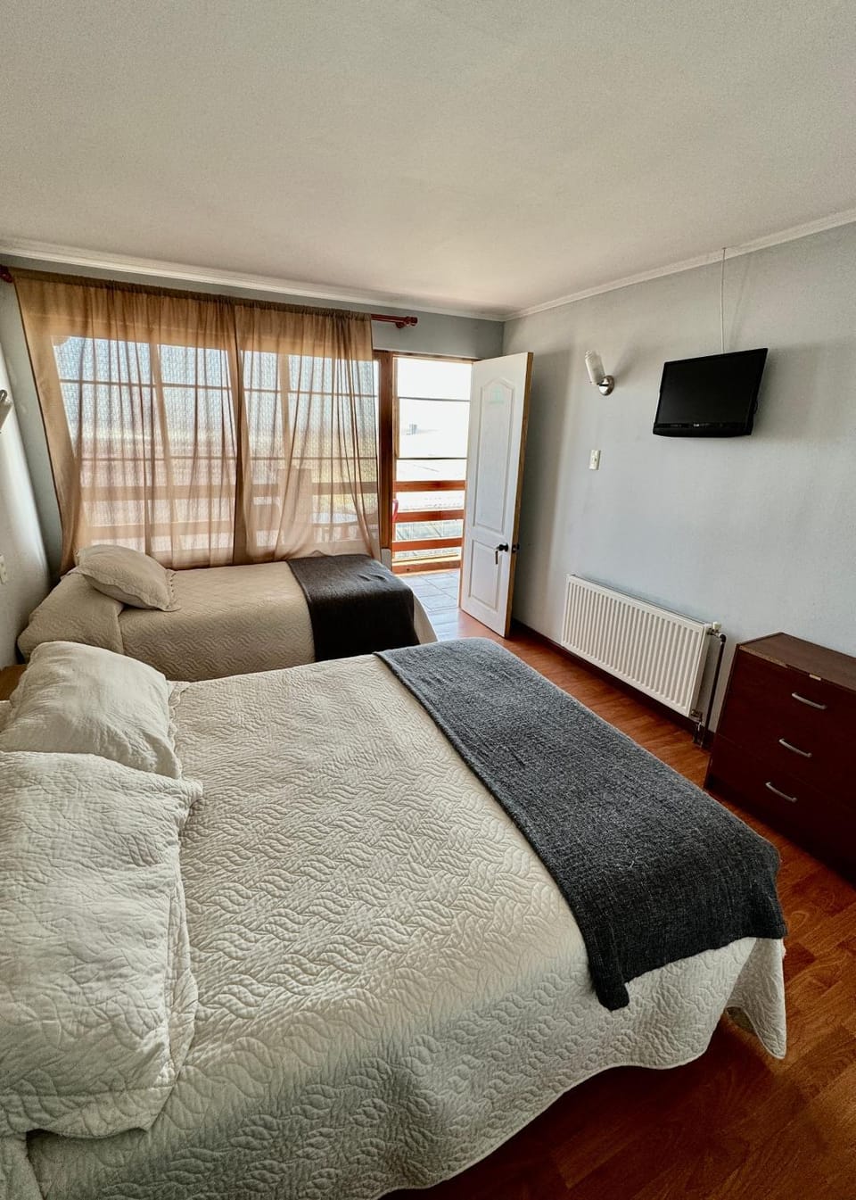 Bed, TV and multimedia, Photo of the whole room, Bedroom