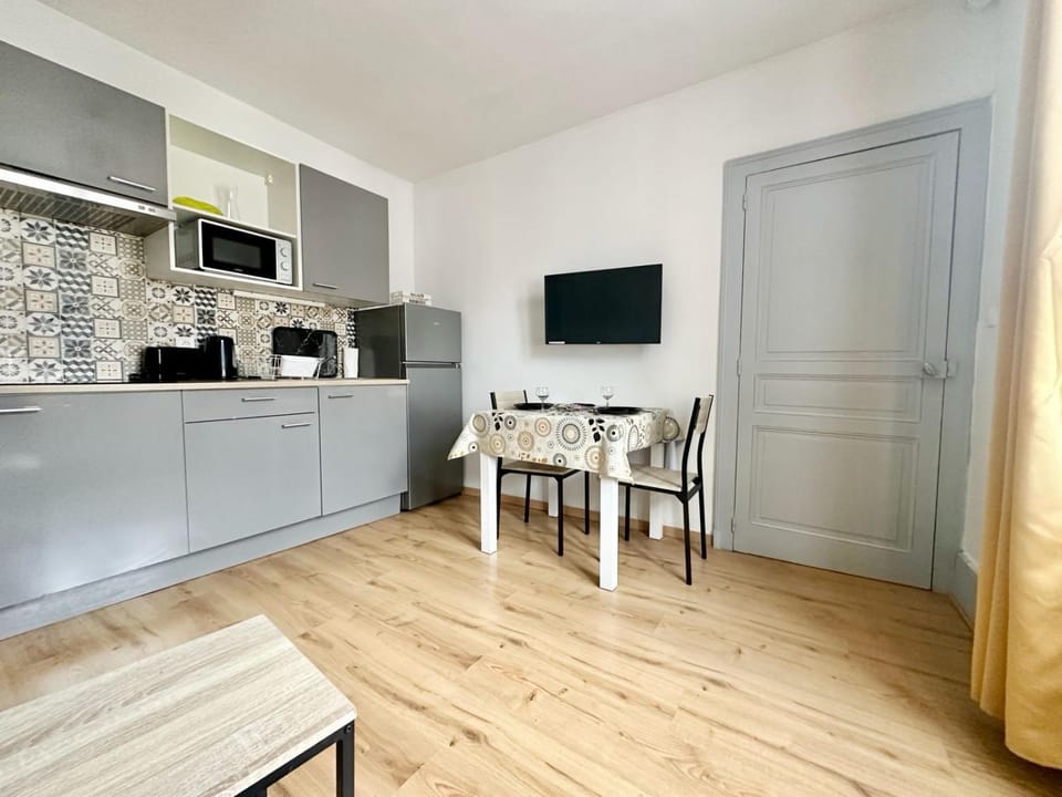 TV and multimedia, Kitchen or kitchenette, Dining area, stove
