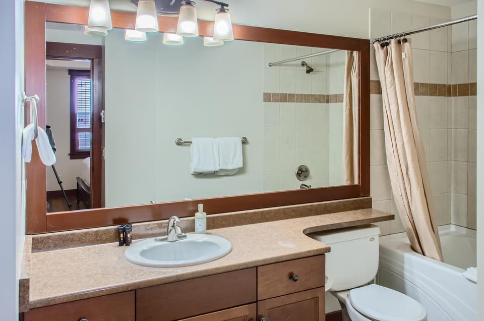 Stonegate Resort Unit C202 Apartment in British Columbia