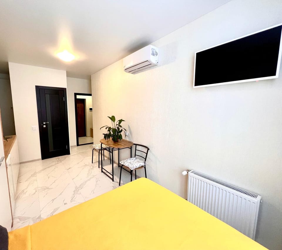 Bed, Dining area, Bedroom