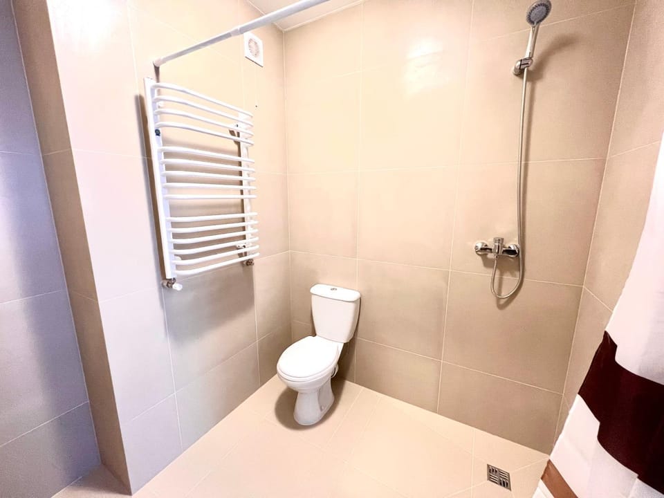Shower, Toilet