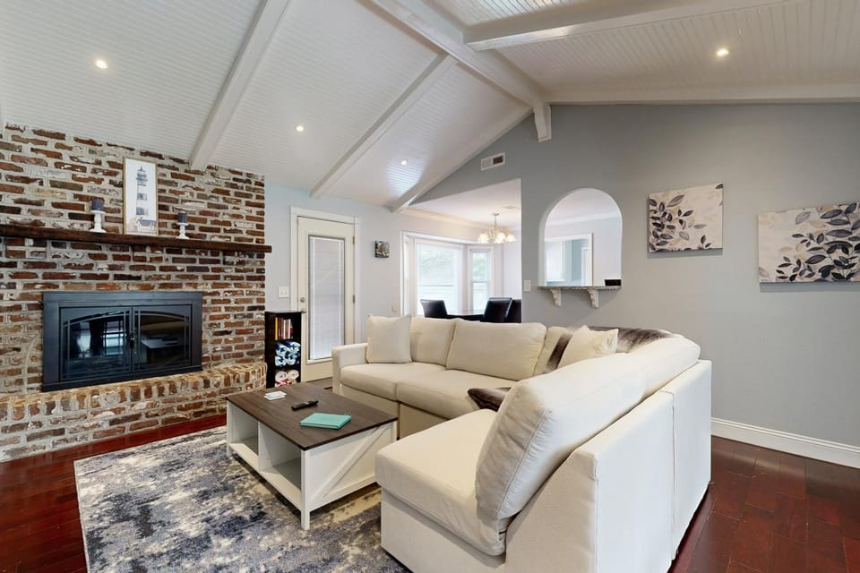 Bring Your Pup! Goose Creek Home w/ Private Pool House in Goose Creek