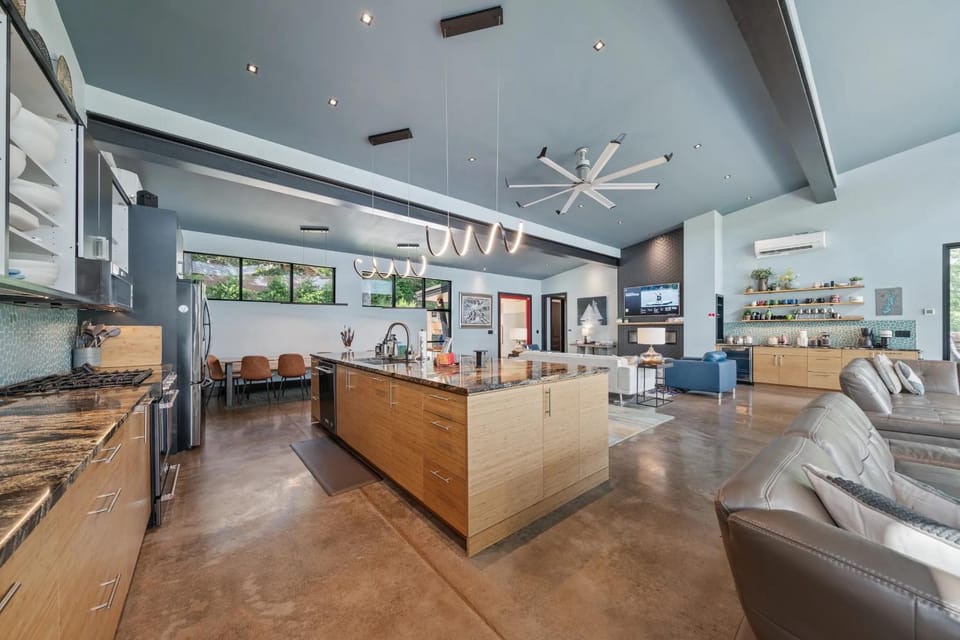 TV and multimedia, Kitchen or kitchenette, Living room, Lounge or bar, Photo of the whole room, Seating area