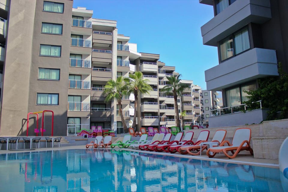 Property building, Day, Pool view, Swimming pool, Swimming pool, sunbed