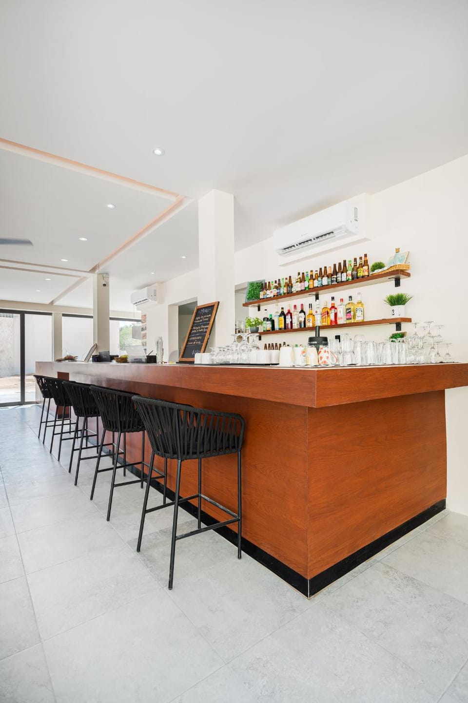 Restaurant/places to eat, Lounge or bar