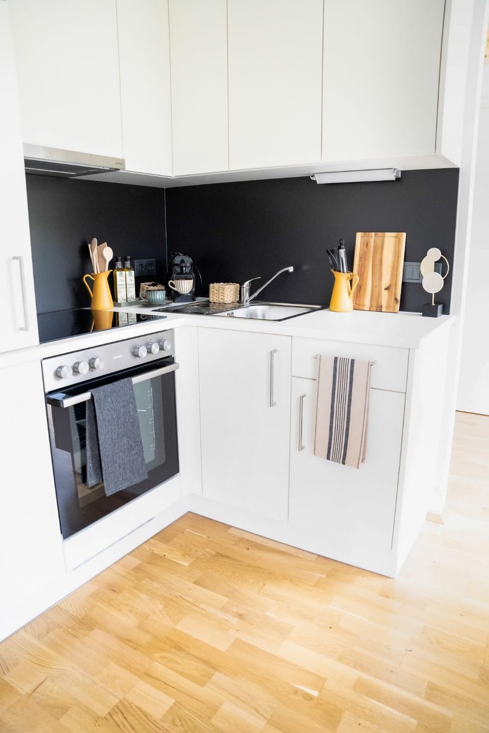 Coffee/tea facilities, Kitchen or kitchenette, stove