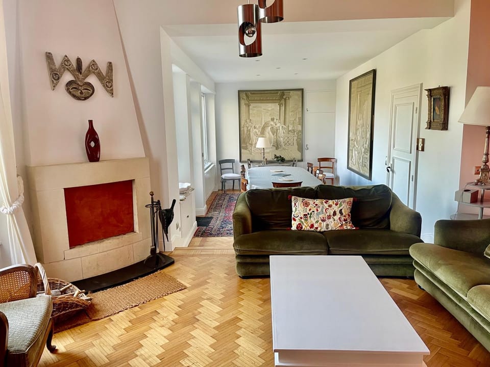 Living room, Seating area, Dining area, fireplace