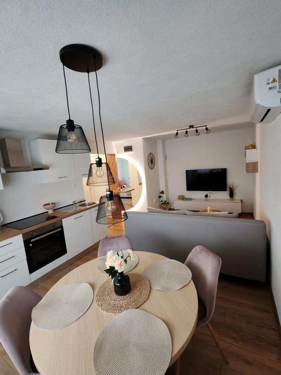 TV and multimedia, Kitchen or kitchenette, Living room, Seating area, Dining area