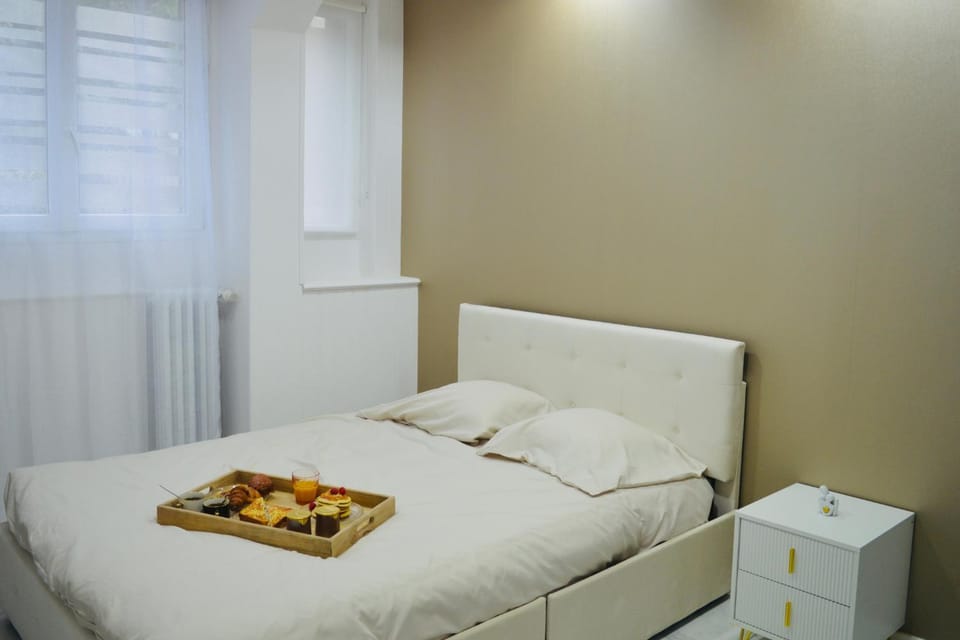 Bed, Food and drinks, Bedroom, Food