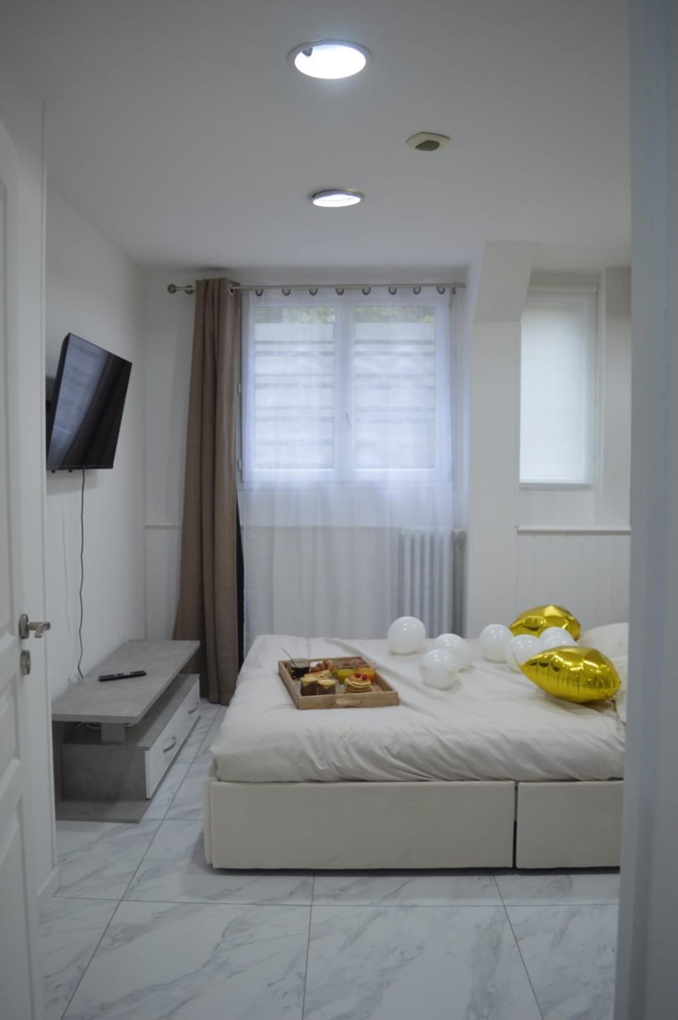 Bed, TV and multimedia, Photo of the whole room, Bedroom
