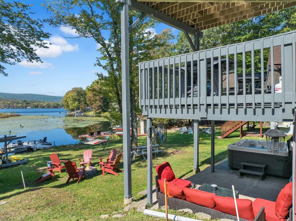 Lakefront, Hot Tub, Dock, Kayaks, Amazing Views House in Pennsylvania