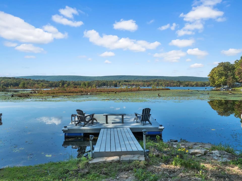Lakefront, Hot Tub, Dock, Kayaks, Amazing Views House in Pennsylvania