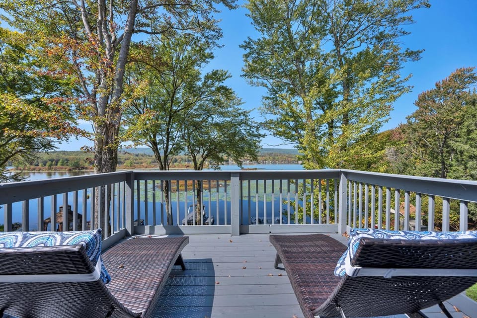 Lakefront, Hot Tub, Dock, Kayaks, Amazing Views House in Pennsylvania