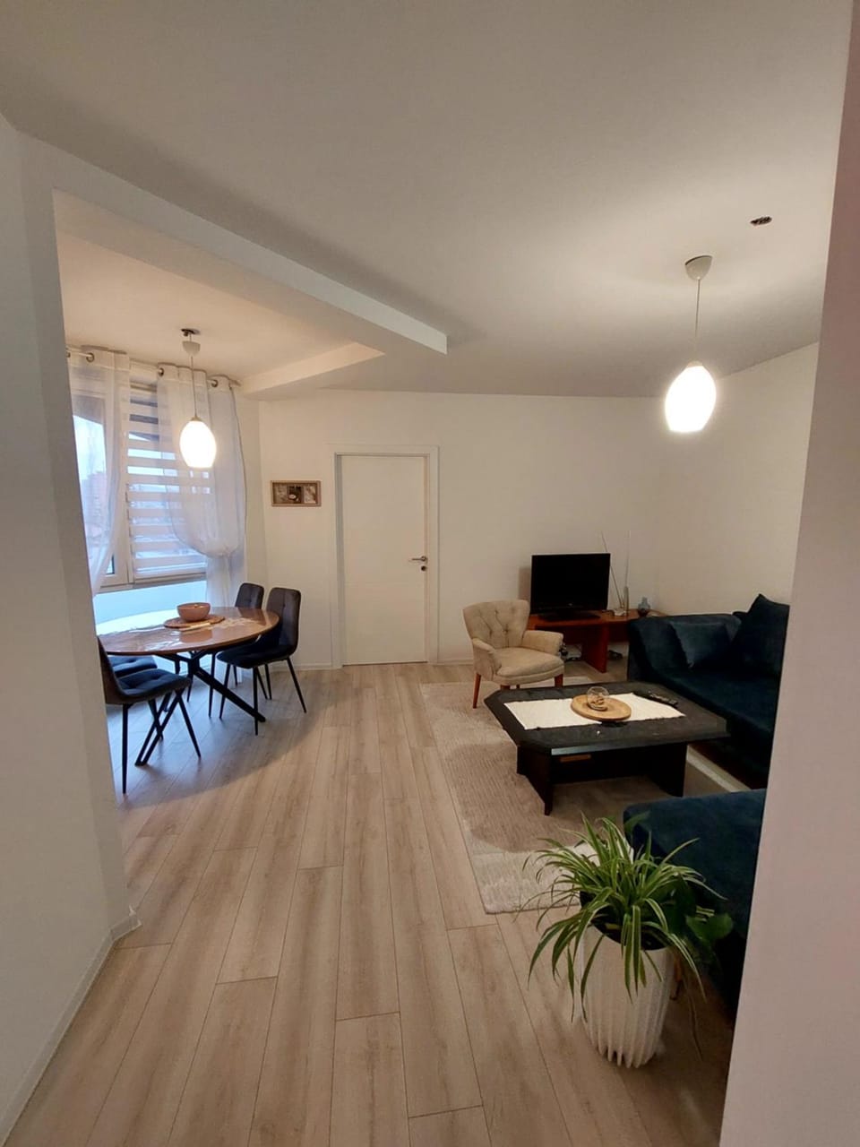 TV and multimedia, Living room, Seating area, Dining area