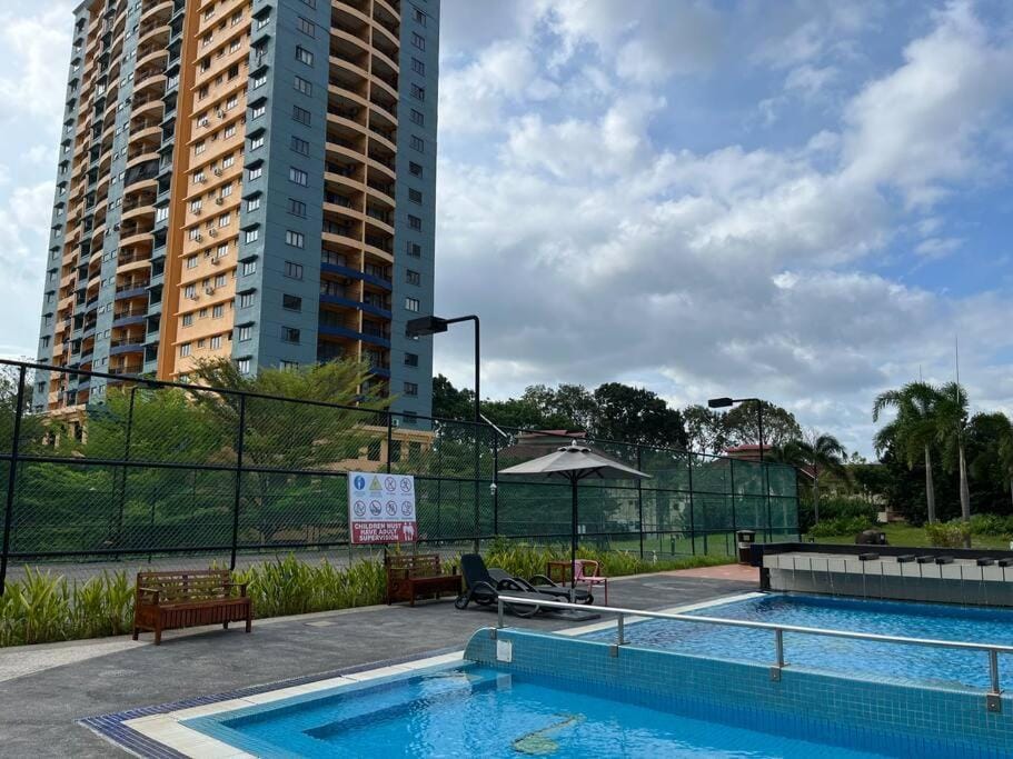Property building, Day, Pool view, Swimming pool, sunbed