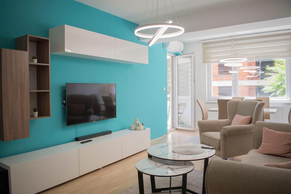 TV and multimedia, Living room, Seating area, Evening entertainment