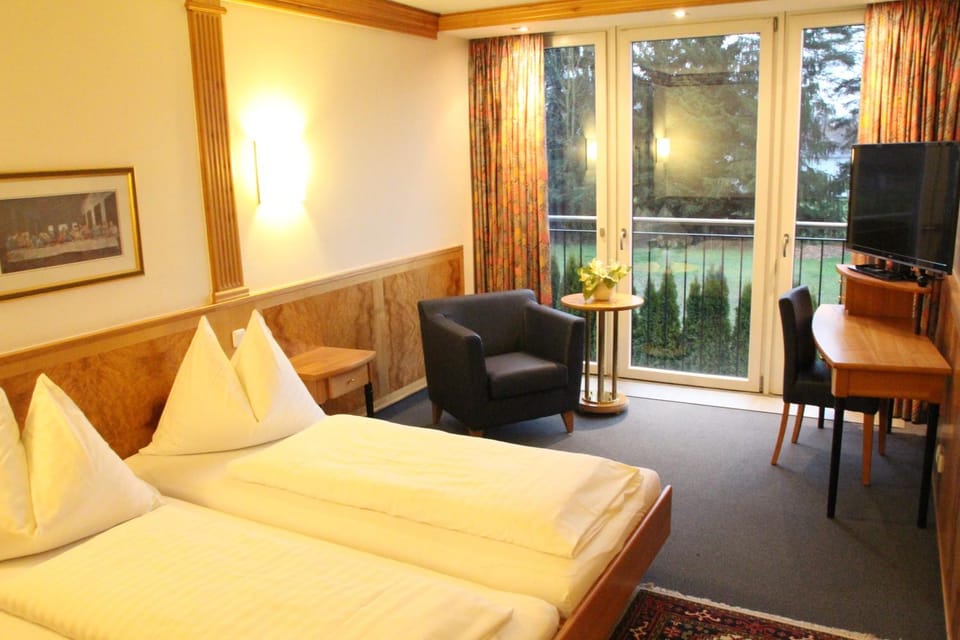 Bed, TV and multimedia, Bedroom