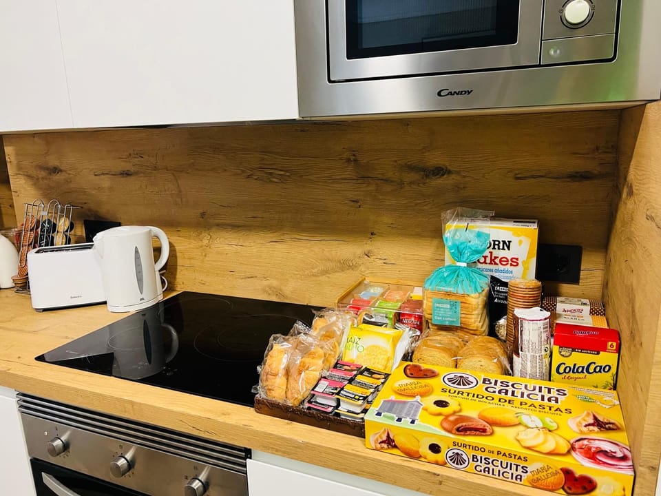 Kitchen or kitchenette, Food and drinks, Food, minibar, oven, stove