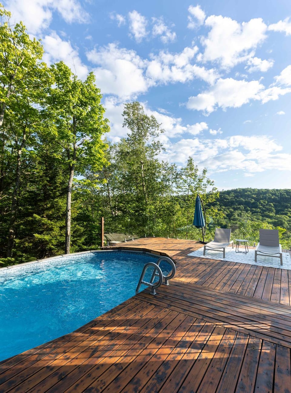 Blue Hill Pool spa game room mountain view Chalet in Morin-Heights