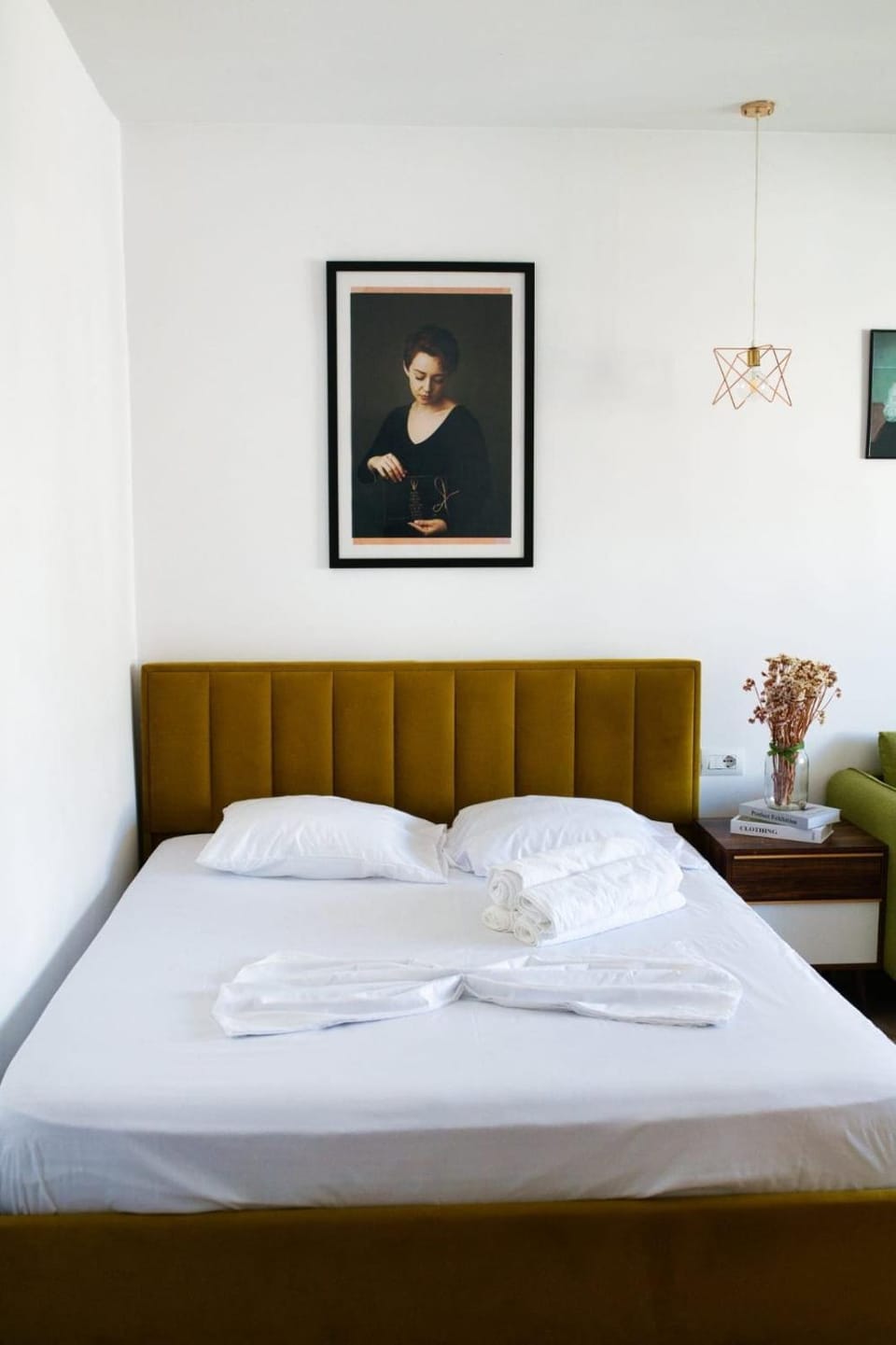 Bed, towels