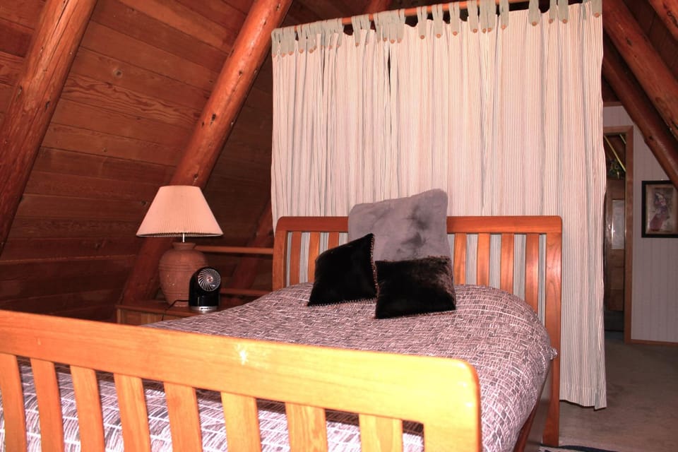 Entire cabin inside city limit Cabin in Sammamish