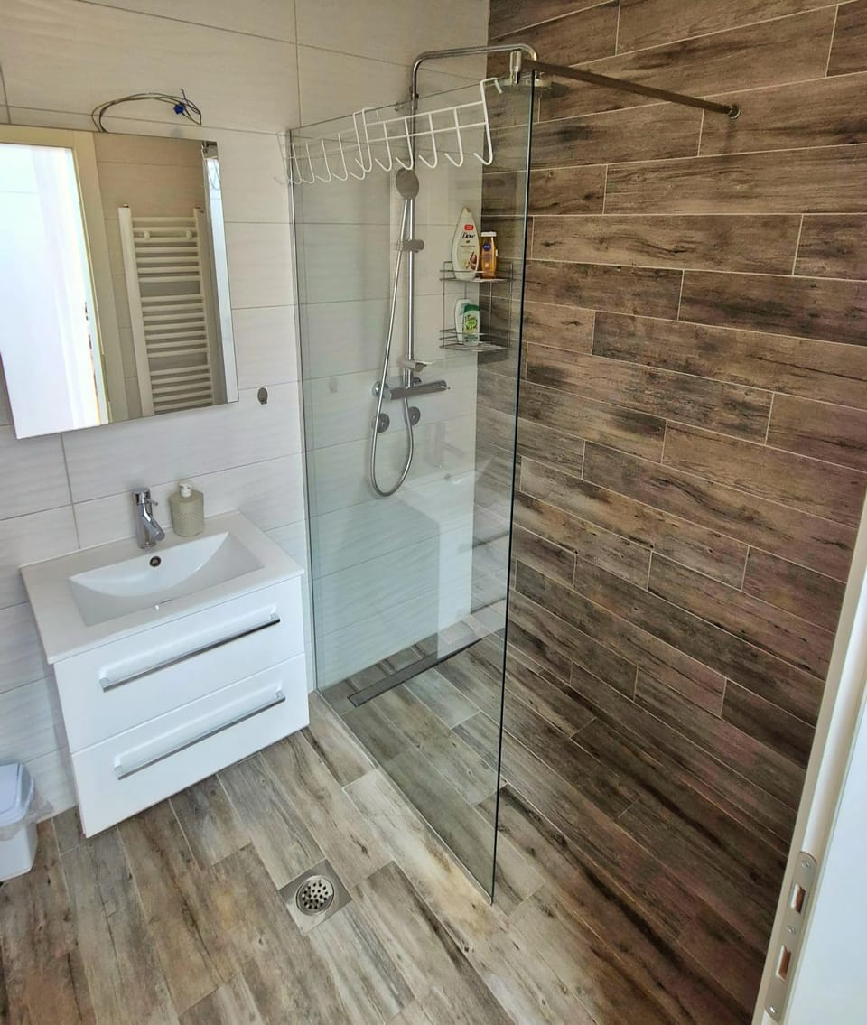 Shower, Toilet, Bathroom, towels, washing machine, dryer