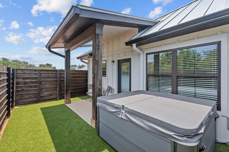 Eagle's Villa - Hot Tub 5 Min to Main House in Fredericksburg