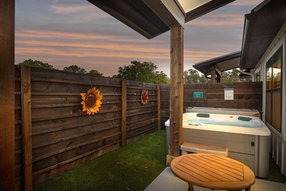 Eagle's Nesting - Hot Tub Close to Downtown House in Fredericksburg