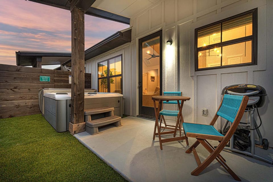 Eagle's Nesting - Hot Tub Close to Downtown House in Fredericksburg