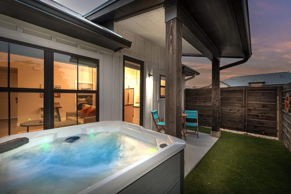 Eagle's Nesting - Hot Tub Close to Downtown House in Fredericksburg