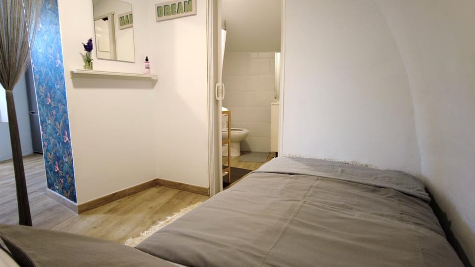 Bed, Photo of the whole room, Bedroom