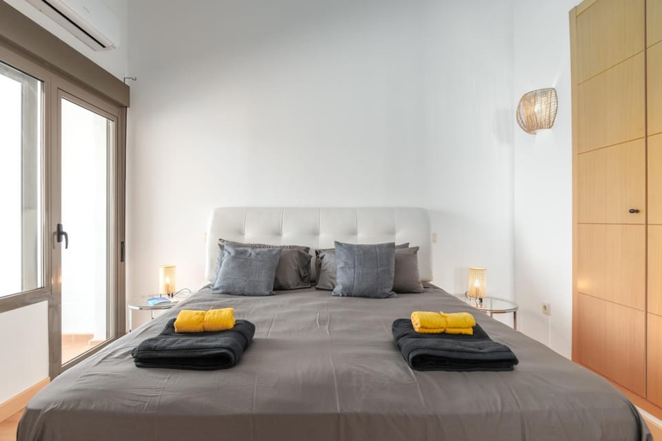 Bedroom, towels