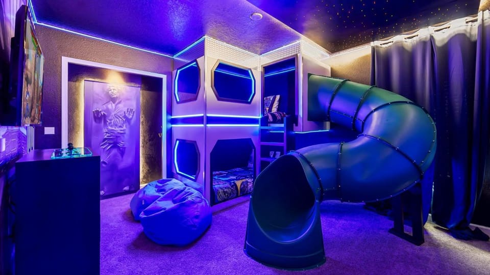 Upstay - ChampionsGate Home w Hot Tub-Pool-Cinema House in Four Corners