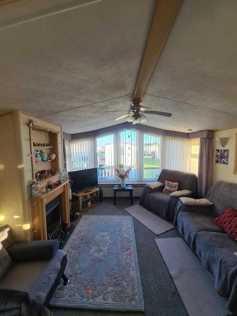 TV and multimedia, Living room, Seating area, fireplace
