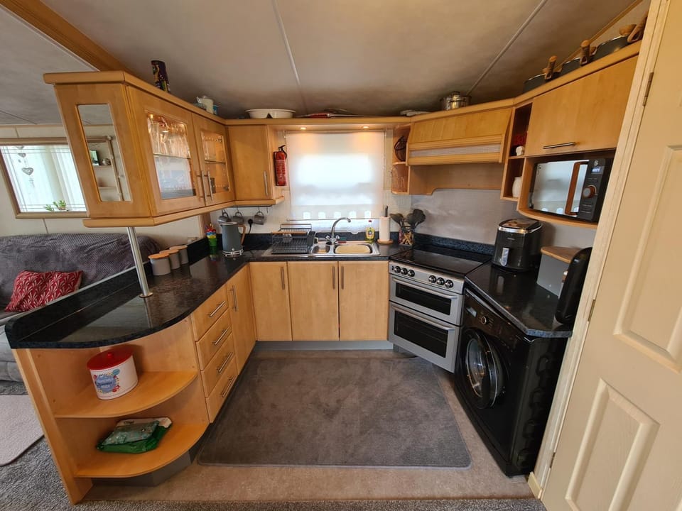 Coffee/tea facilities, Kitchen or kitchenette, oven, stove, toaster