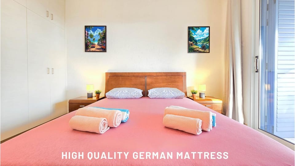 Bed, Photo of the whole room, Bedroom, Text overlay, towels