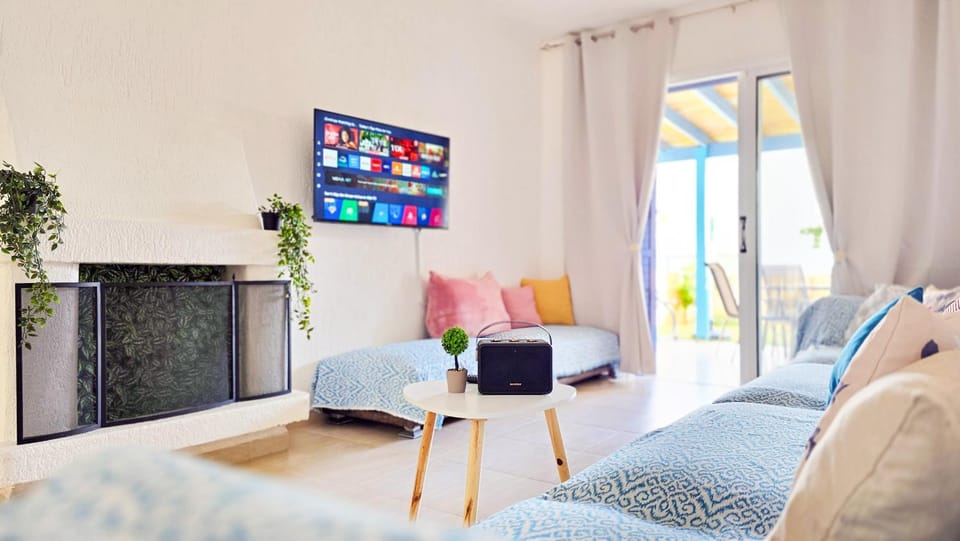 TV and multimedia, Living room, Seating area, Evening entertainment