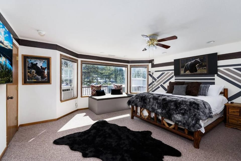 Bed, TV and multimedia, Photo of the whole room, Seating area, Bedroom
