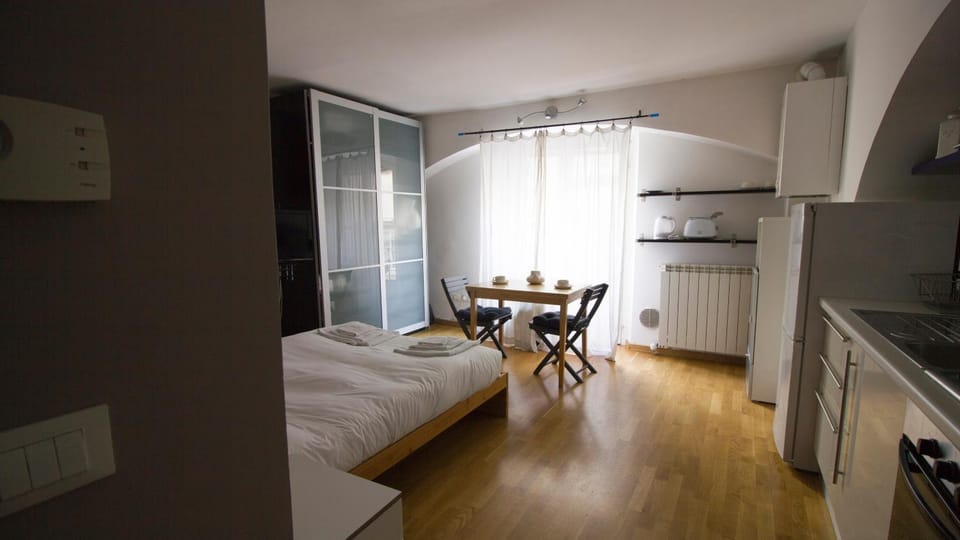 Photo of the whole room, Dining area