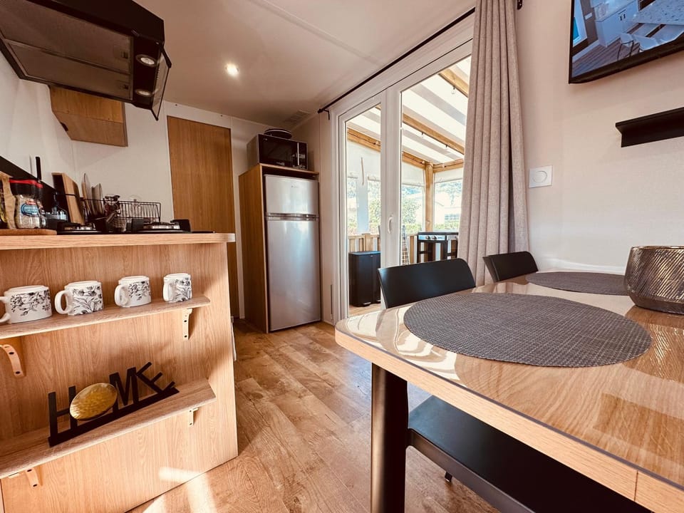 TV and multimedia, Kitchen or kitchenette, Seating area