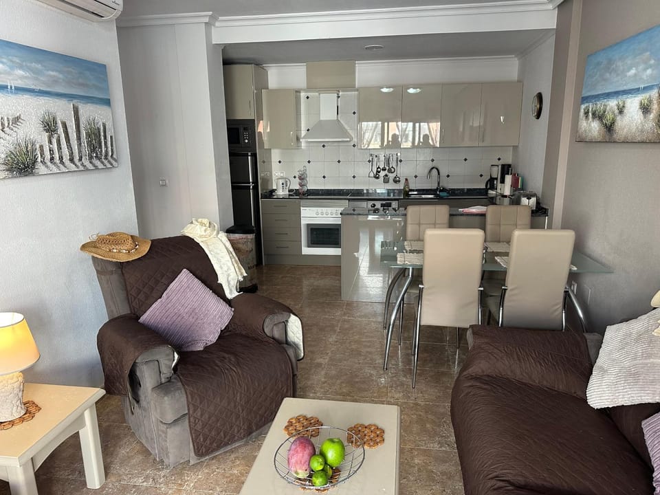 Coffee/tea facilities, Kitchen or kitchenette, Living room, Food and drinks, Seating area, Dining area, Food, oven, stove