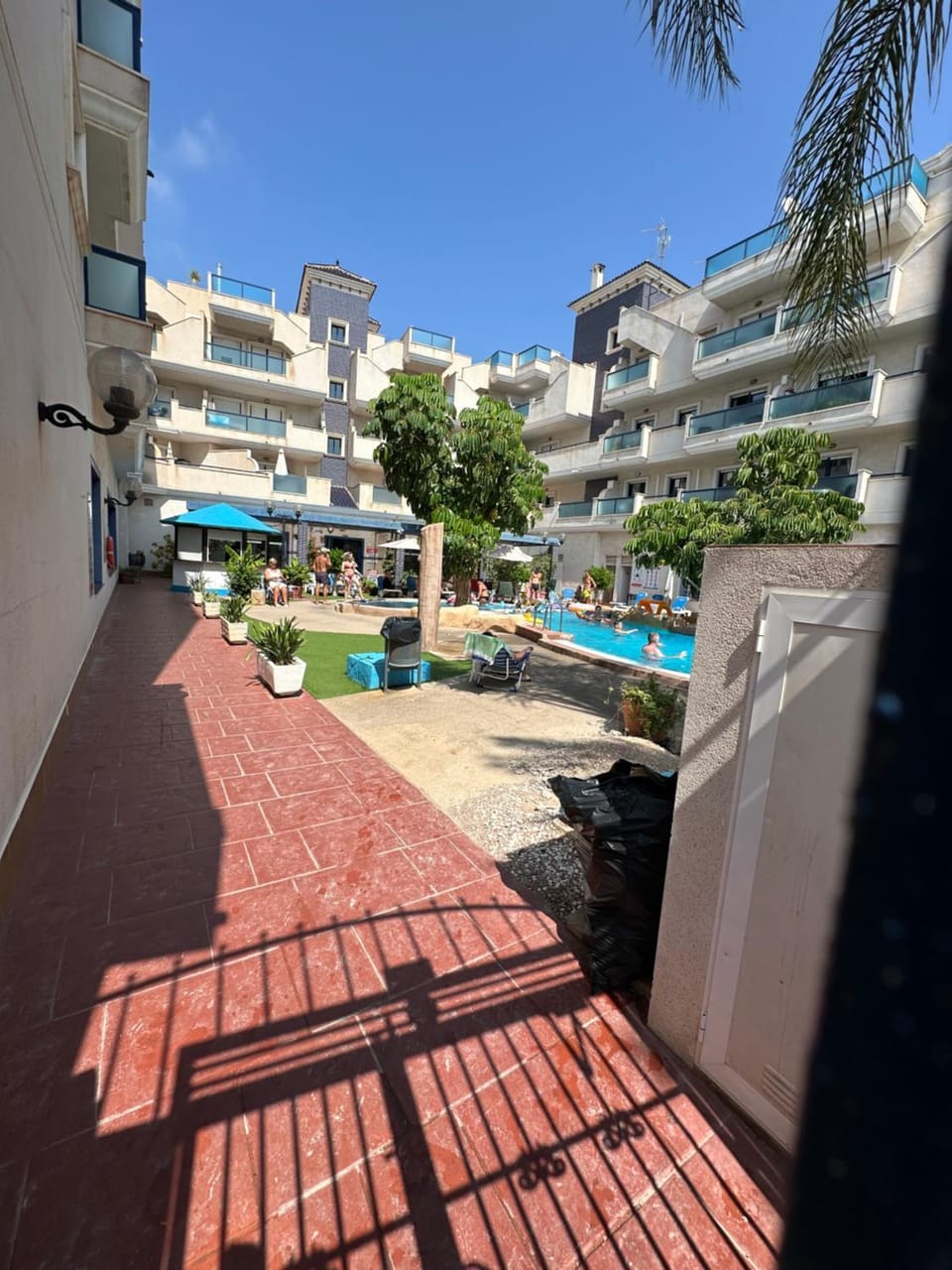 Property building, Day, Garden, Lounge or bar, Swimming pool, sunbed