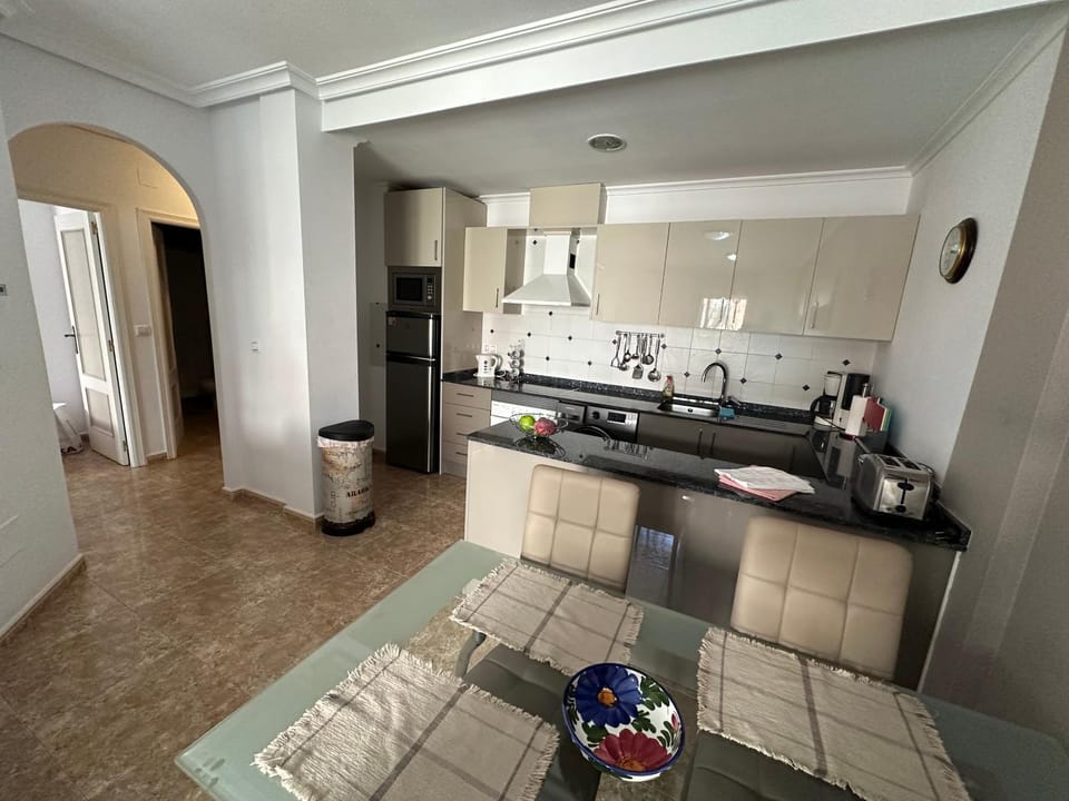 Coffee/tea facilities, Kitchen or kitchenette, Living room, Photo of the whole room, Seating area, Dining area, oven, stove, toaster