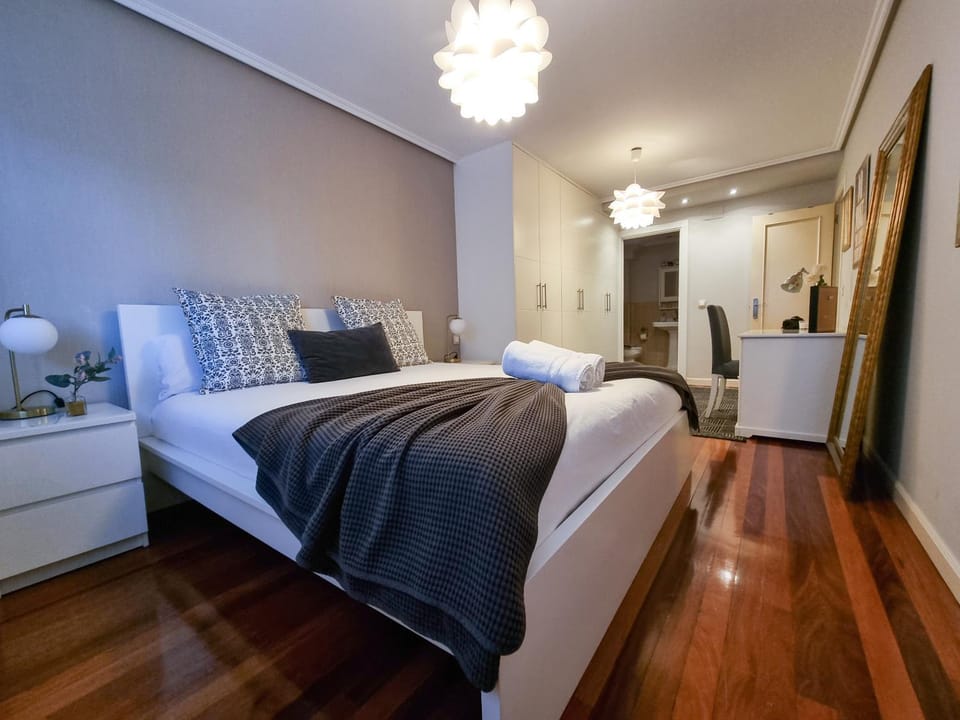 Photo of the whole room, Bedroom
