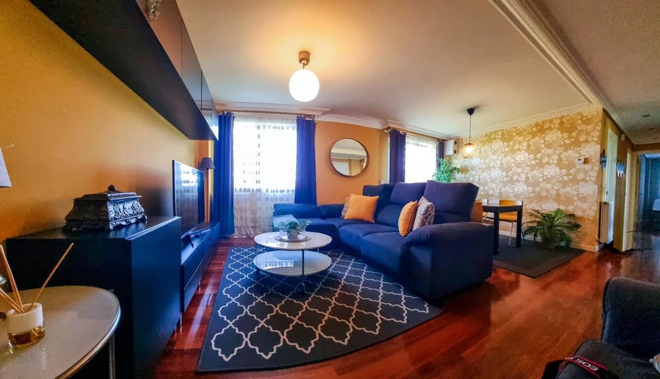 Bed, TV and multimedia, Living room, Photo of the whole room