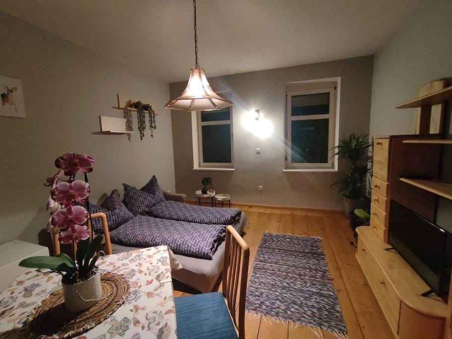 TV and multimedia, Living room, Seating area, Bedroom