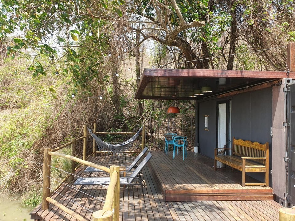 Container Beija-Flor com SPA e Cachoeira Chalet in State of São Paulo
