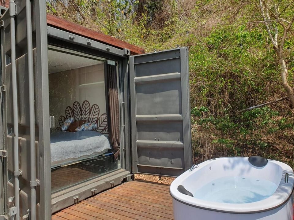 Container Beija-Flor com SPA e Cachoeira Chalet in State of São Paulo